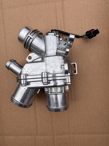 Корпус термостата в зборі LR117568 LAND ROVER