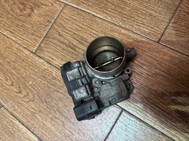 Дросільна заслінка в зборі 03C133062D VAG