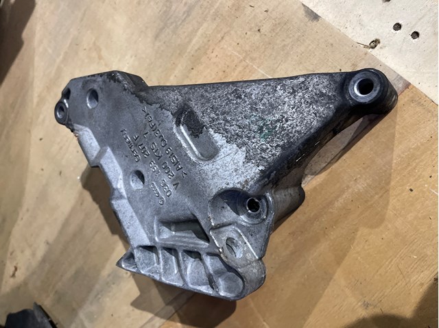 Кронштейн подушки (опори) двигуна, правої 03G199207F VAG