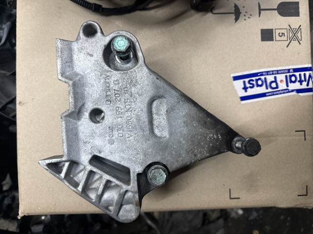 Кронштейн подушки (опори) двигуна, правої 03G199207G VAG