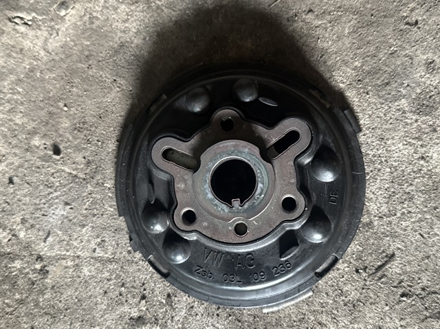 Фланець шестерні розподільного валу 03L109236 VAG