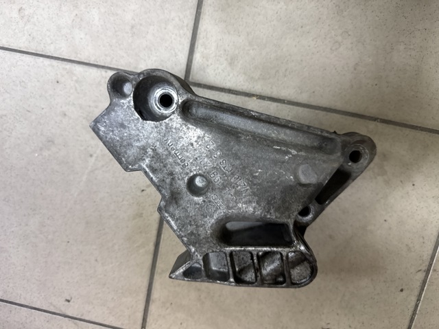 Кронштейн подушки (опори) двигуна, правої 04L199207 VAG