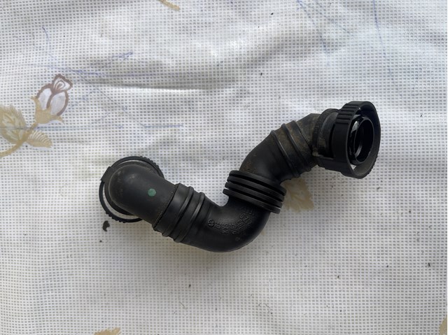 Патрубок вентиляції картерних газів Volkswagen Golf V