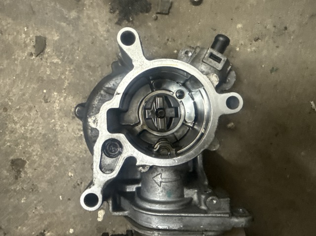 Насос вакуумний 06J145100B VAG