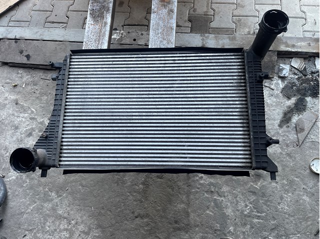 Охолоджувач наддувочного повітря 1K0145803H VAG