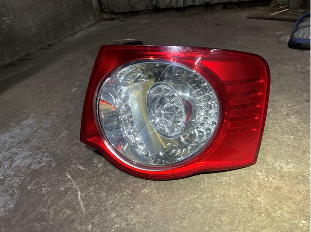 Задній правий зовнішній ліхтар 1K5945096G VAG