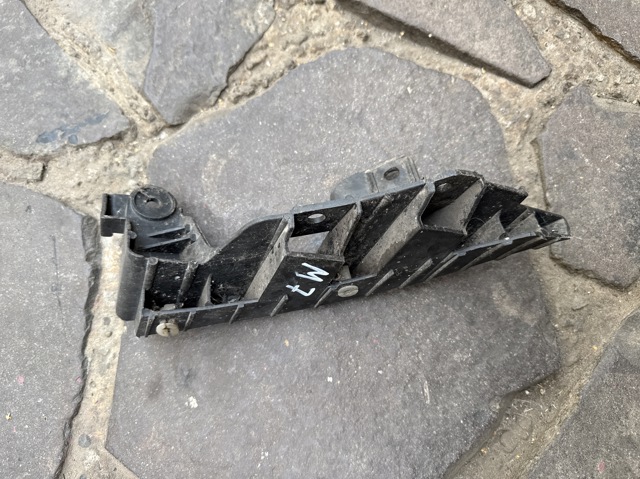 Кріплення бамера ліве 1P0807378 VAG