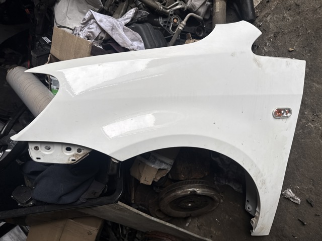 Ліве переднє крило 2K5821021 MARKET (OEM)