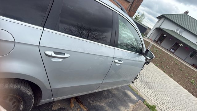 Пасажирські передні двері 3AA831056 VAG