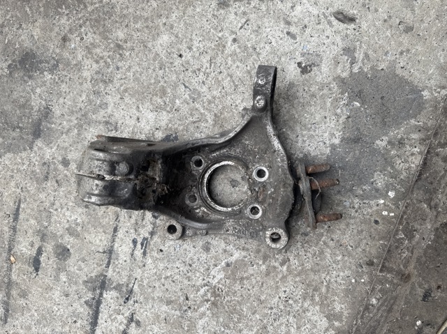 Цапфа поворотна права 3C0407258F VAG
