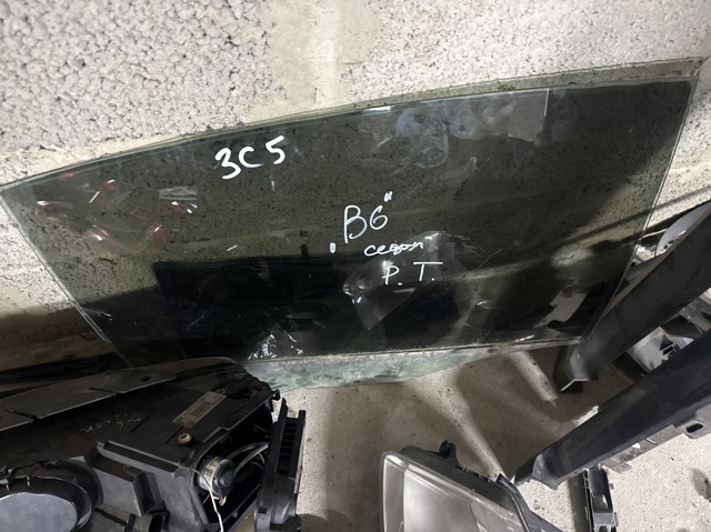 Скло заднє праве 3C5845026 VAG