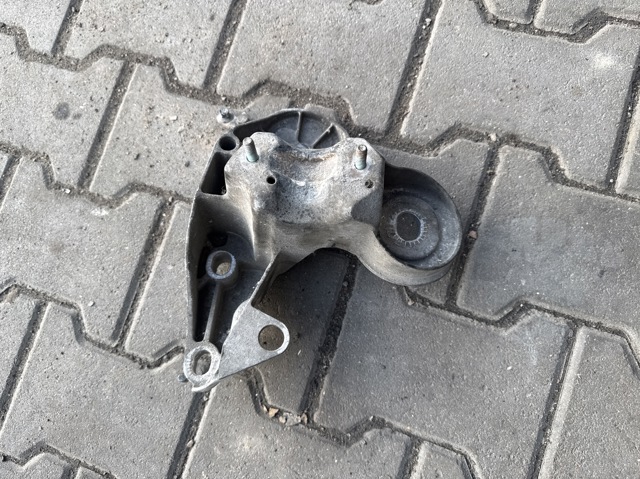 Кронштейн подушки (опори) двигуна, правої 4F0199352E VAG