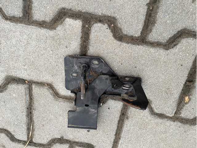 Стояк-гак замка капота 4L0823480 VAG
