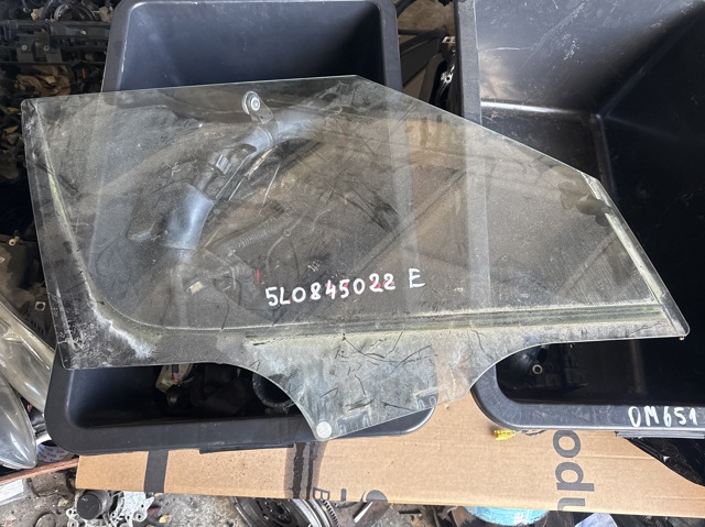 Скло передніх дверей, правих 5L0845022E VAG