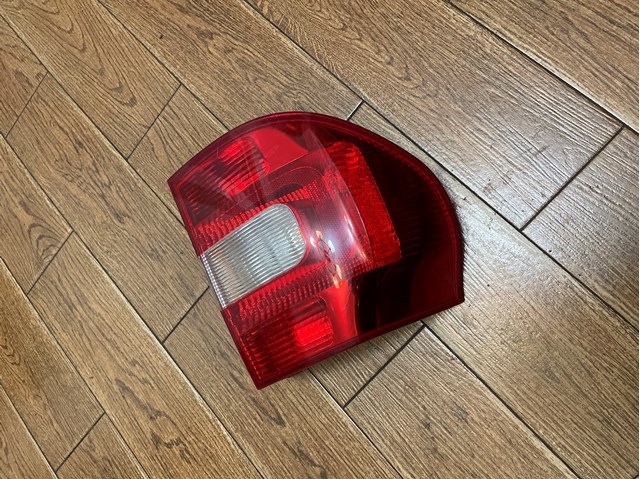Задня ліва фара 5L0945111 VAG
