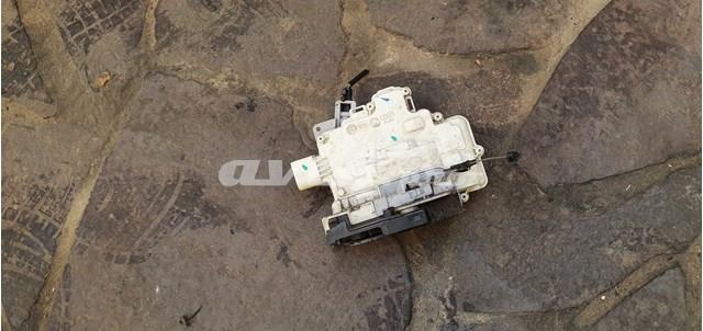Замок задньої двері, лівої 5P0839011 VAG
