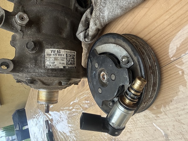 Компресор холодоагенту 5Q0820803E VAG