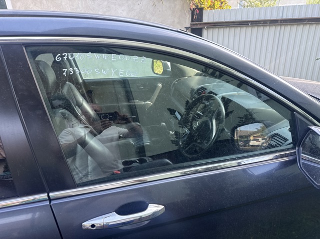Скло передніх дверей, правих 73300SWYE00 HONDA
