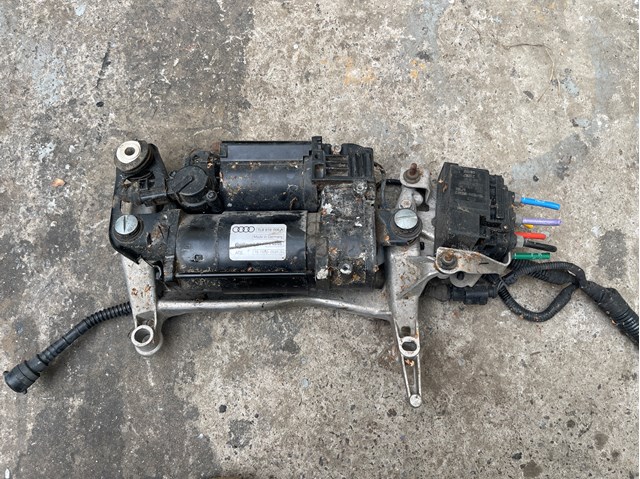 Компресор підкачки амортизаторів 7L8616006A VAG