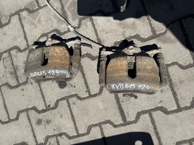 Супорт гальмівний, передній, правий 8V0615124 VAG