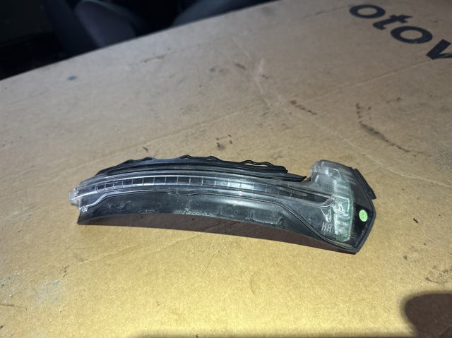 Покажчик повороту дзеркала, правий 8V0949102A VAG