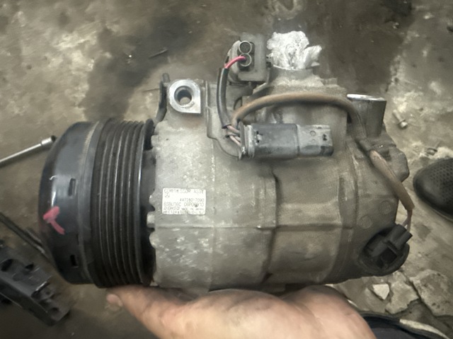 Компресор холодоагенту A0008302700 MERCEDES