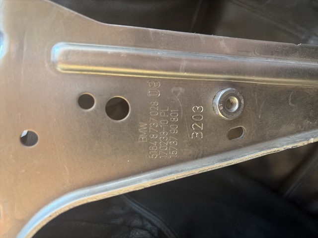 Рамка радіатора права 51648737028 BMW