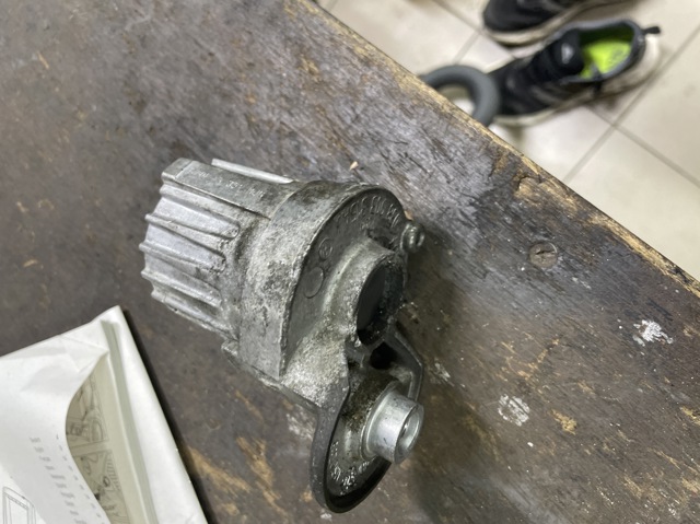 Натягувач приводного ременя 038903315AH VAG