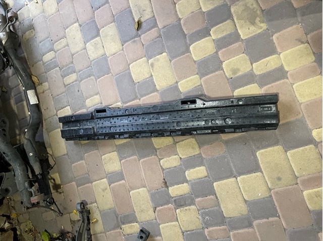 Абсорбер бампера заднього 561807251A VAG