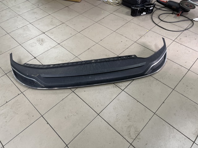Фартух заднього бампера 561807568 VAG