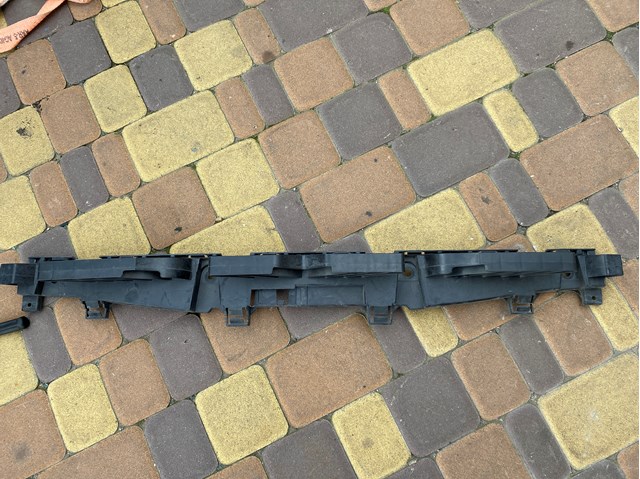 Кронштейн бампера заднього, центральний 561807863B VAG