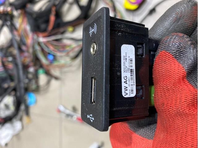 Зарядний пристрій USB 5G0035222 VAG