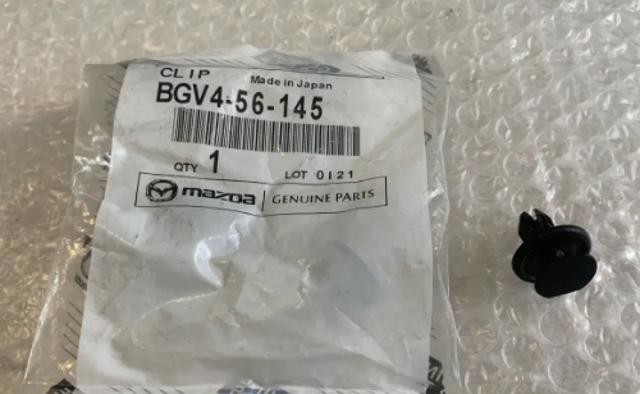 Пістон (кліп) кріплення підкрилка заднього крила BGV456145 MAZDA