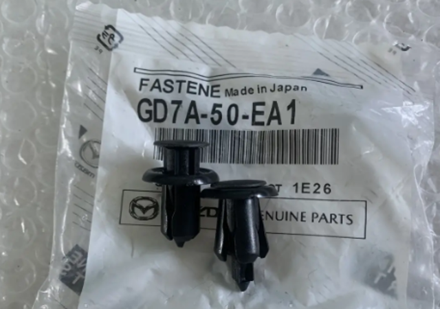 Пістон (кліп) кріплення бампера, переднього GD7A50EA1 MAZDA