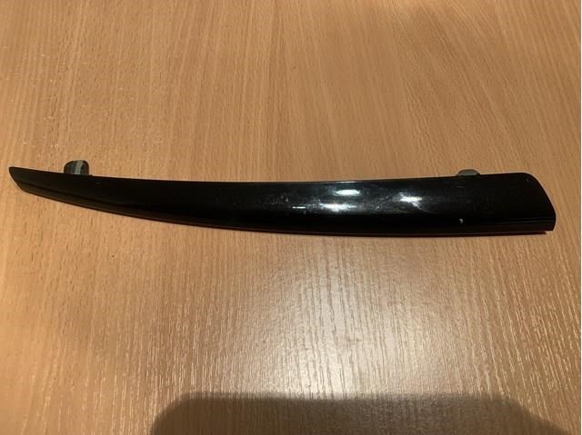 Молдинг решітки радіатора, правий GHP950B41A MAZDA