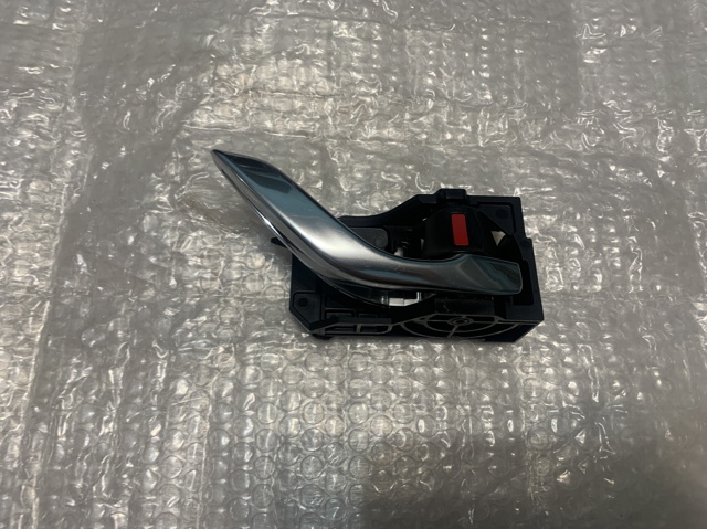Ручка передньої двері внутрішня права GHP958330B MAZDA