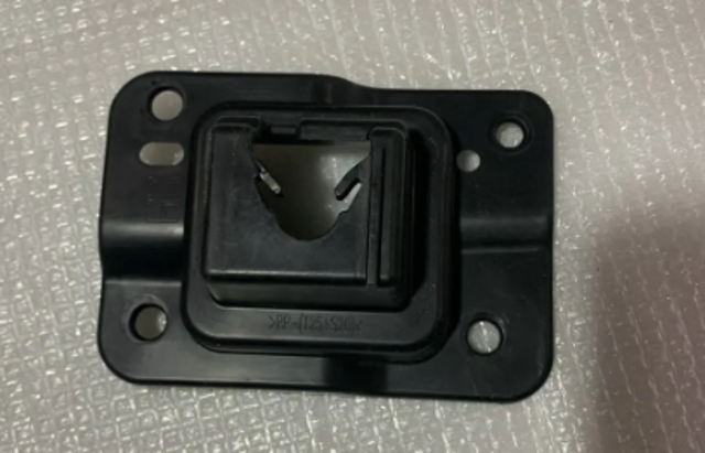 Кронштейн решітки радіатора KB8A50161 MAZDA