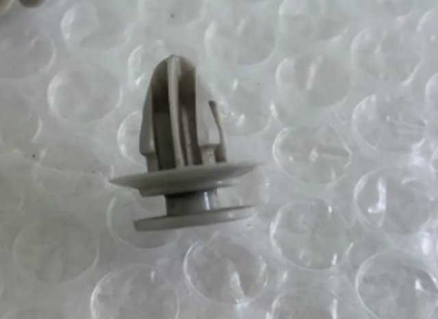 Пістон (кліп) розширювача арки крила KD5351W24 MAZDA