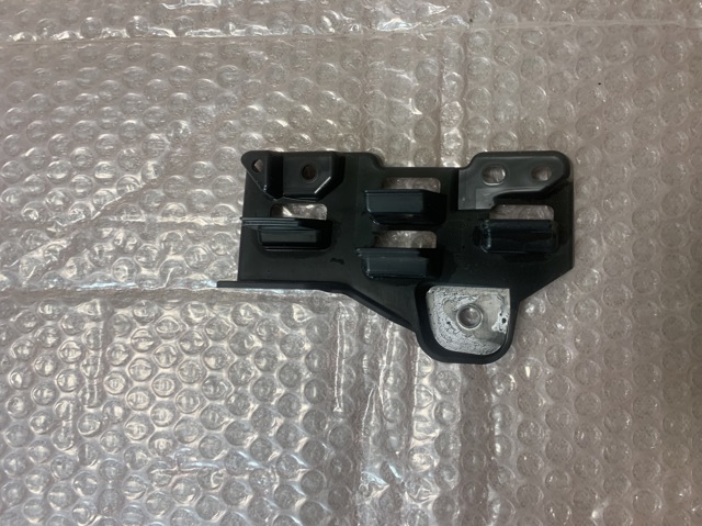 Кронштейн решітки радіатора KSD450162 MAZDA