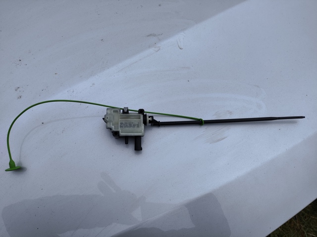 Лічинка замка паливного бака 67116985882 BMW