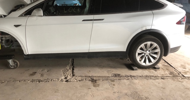Скло задньої двері лівої 105271700D Tesla Model