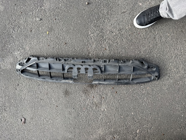 Кронштейн решітки радіатора 8W0807233C VAG
