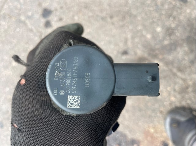 Регулятор тиску палива 0281006037 BOSCH