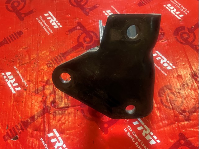 Кронштейн подушки (опори) двигуна, лівої 1091A079 MITSUBISHI
