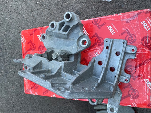 Подушка (опора) двигуна, ліва 112204BA0B NISSAN