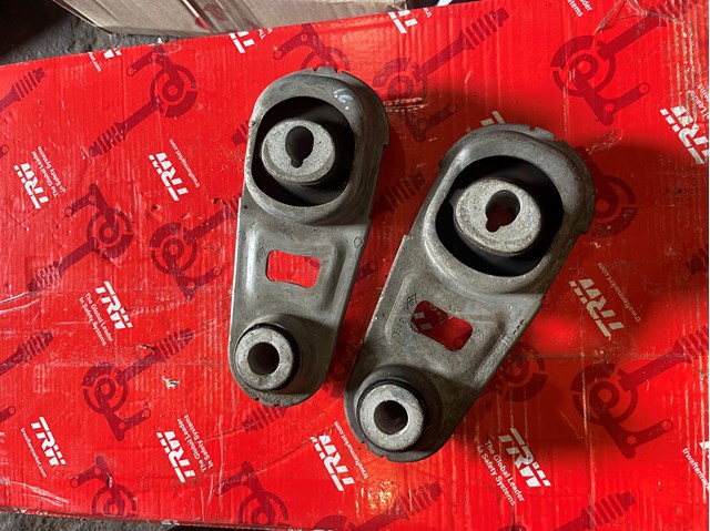 Опора двигуна задня 112383734R NISSAN