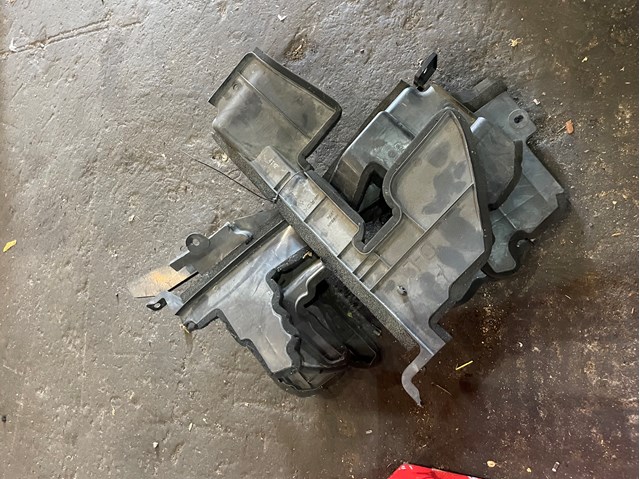 Повітропровід / дефлектор радіатора, правий 215586FL2A NISSAN