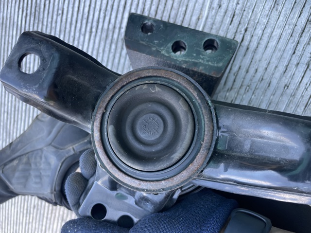 Права подушка мотора 218102P950 HYUNDAI