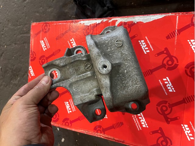 Подушка (опора) двигуна, ліва 2910A323 MITSUBISHI