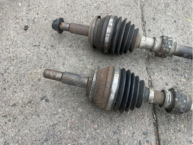 Привід передній правий 4341042170 TOYOTA